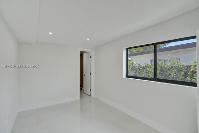 Building Photo - 1931 NE 186th Dr