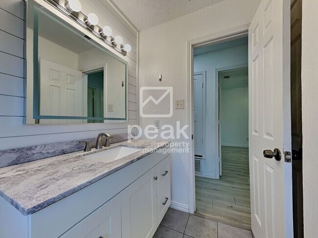 Building Photo - $2199! 3 Bed 2 Bath in Watauga! All appliances INCLUDED!