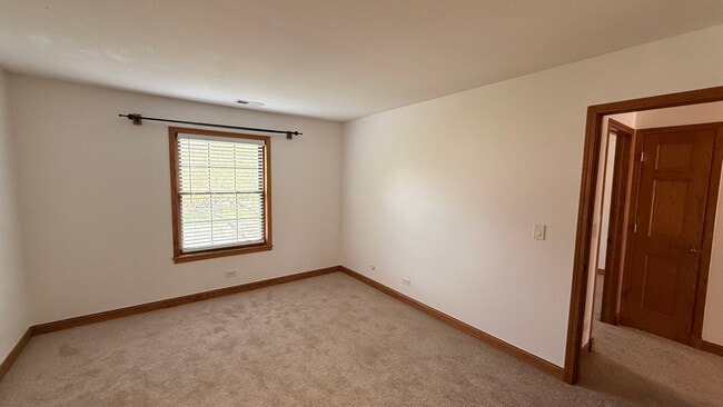Building Photo - 220 Oak Knoll Ct