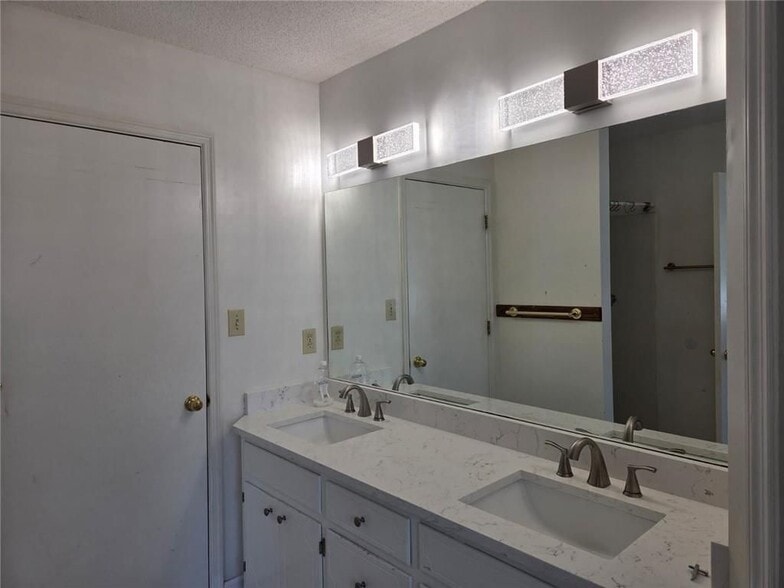 Building Photo - 1155 Riverside Trce