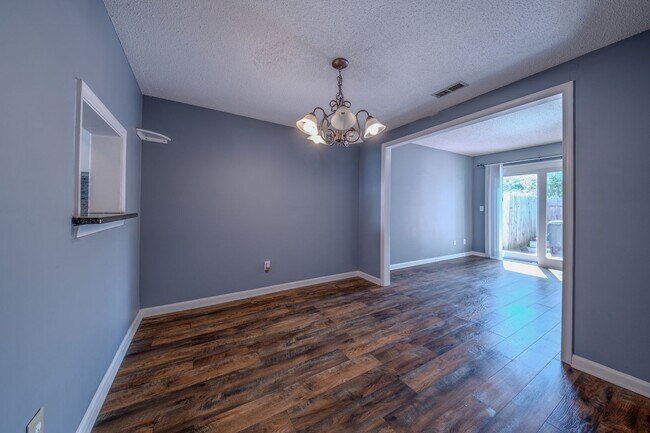 Building Photo - 907 Shelby Dr