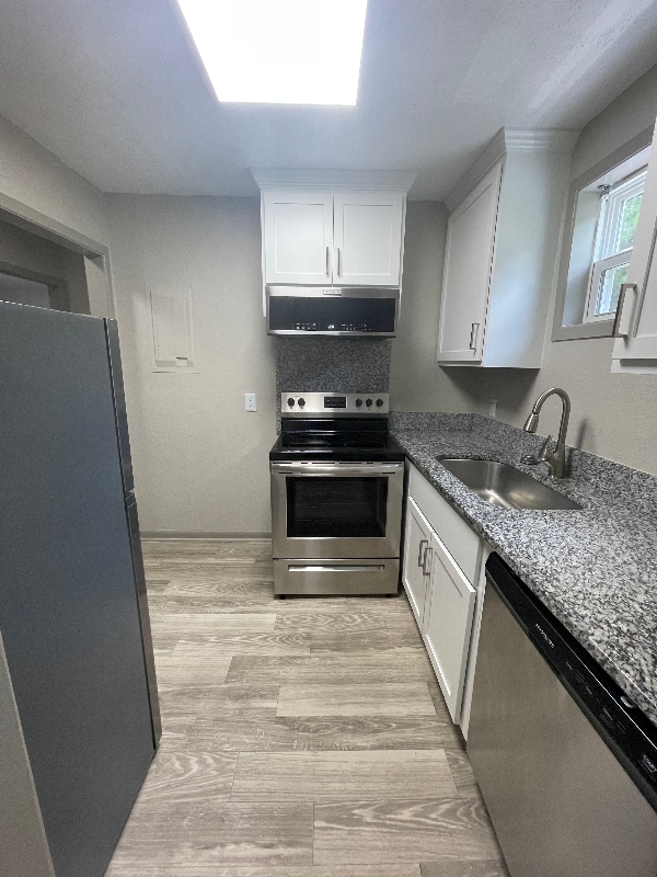 Building Photo - 1106 W 7th St