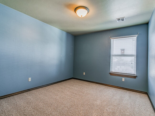 Building Photo - Highly Sought After Stonebridge Addition +...