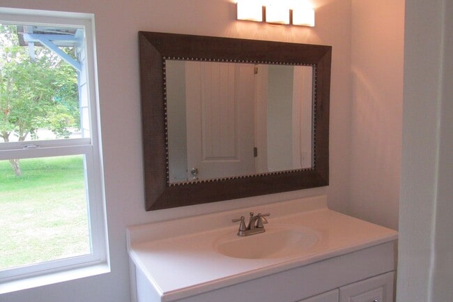 Building Photo - 3 Bedroom House in Mount Vernon