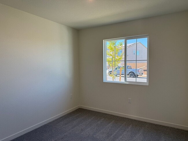 Building Photo - 2025 New Build! 5 bed 3 bath
