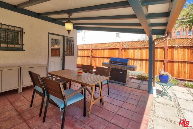 Building Photo - 752 N Las Palmas Ave