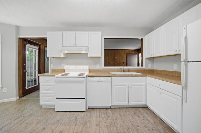 Building Photo - 3 BEDROOM RANCH HOME WITH GARAGE FOR RENT IN CENTRAL VIRGINIA BEACH!