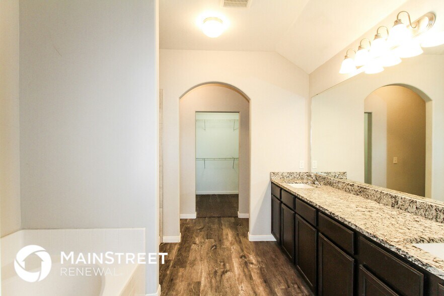 Building Photo - 320 E Georgia Terrace