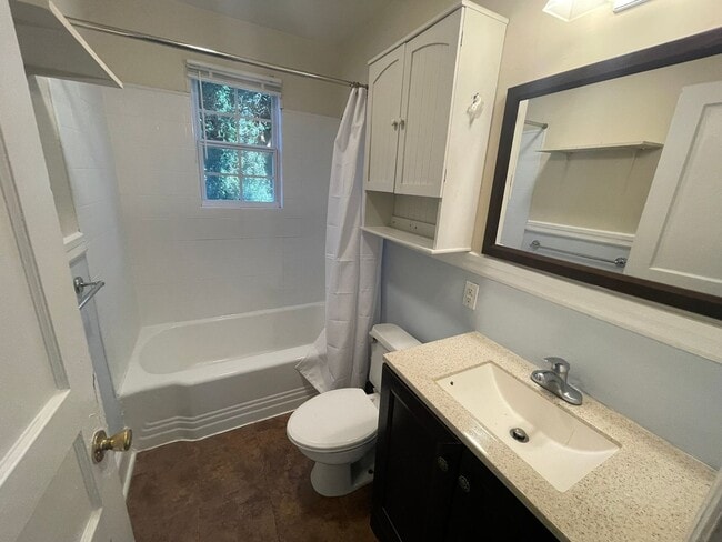 Building Photo - Cozy 2 Bedroom Home in Oakhurst!