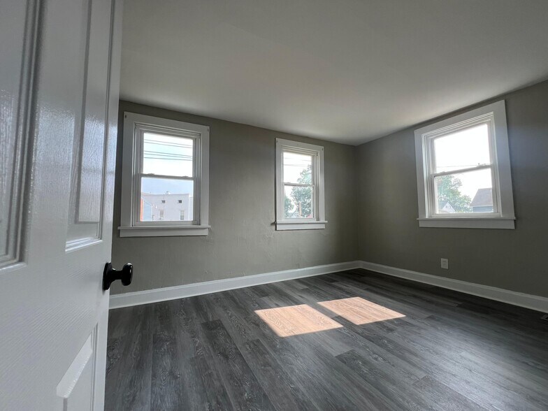 Room 1 - 25 Girard Ave