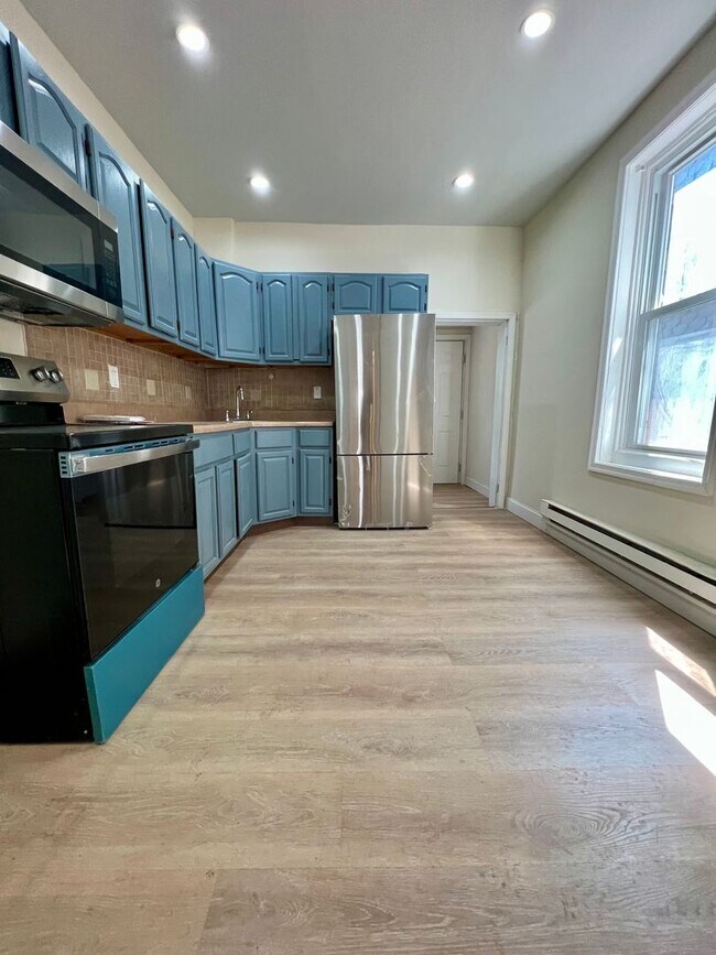 Building Photo - Newly Renovated 3-Bedroom Townhome in Fairhill! Available NOW!