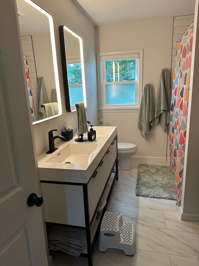 Building Photo - Single Family Home! 2 Bed 2 Bath $2250