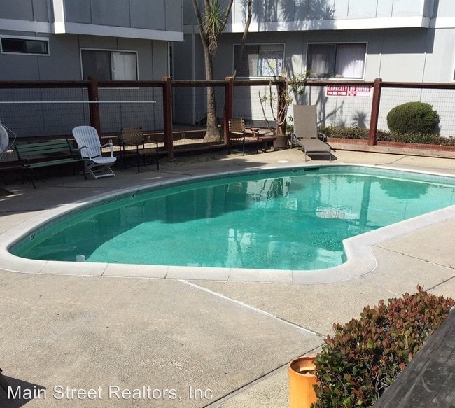 Building Photo - 1945 42nd Ave