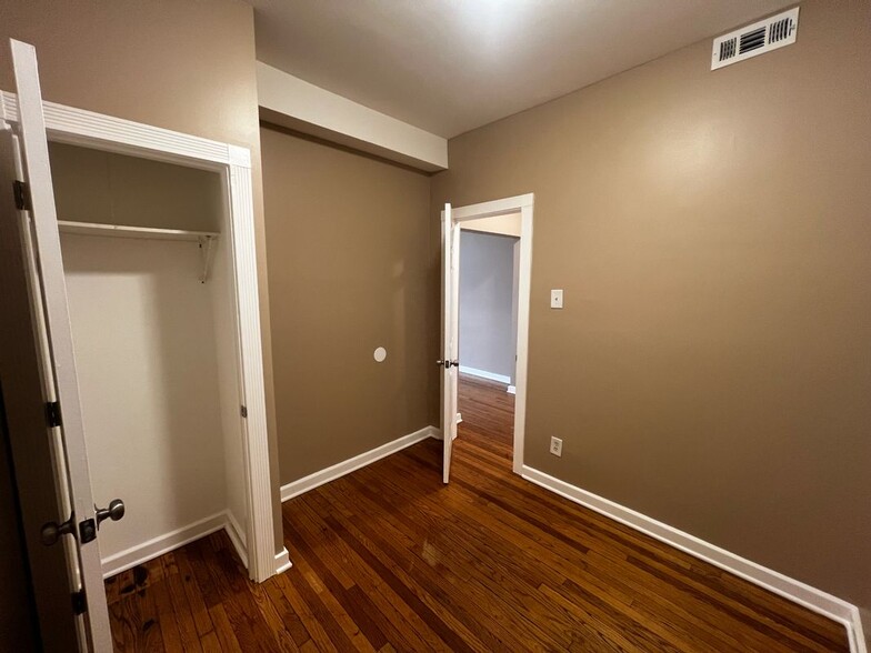 Building Photo - 735 N Hamlin Ave