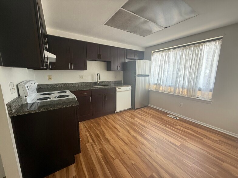 Building Photo - 18451 Stone Hollow Dr