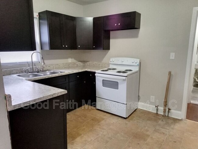 Building Photo - 203 E 11th St