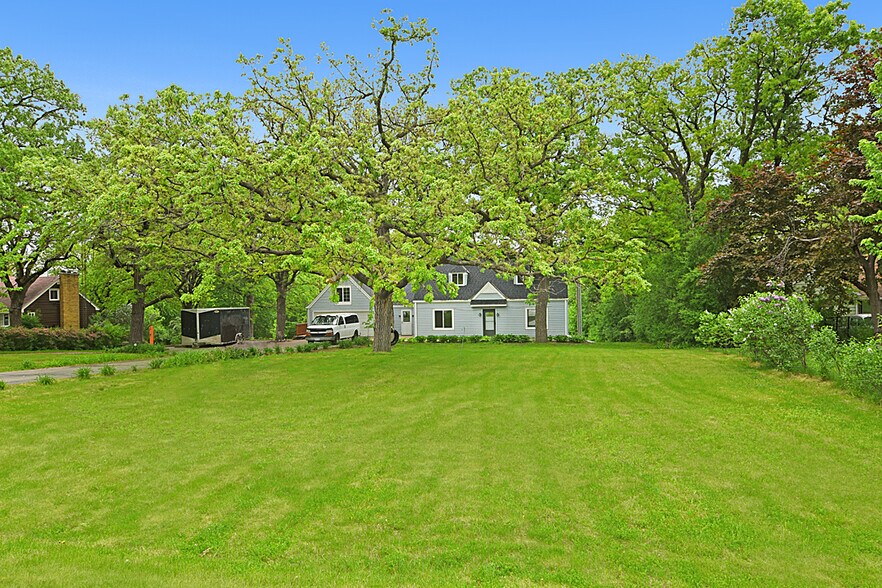 Big yard, spacious driveway, peaceful setting with trees and a charming flower-wrapped mailbox. - 32584 River Vista Ln