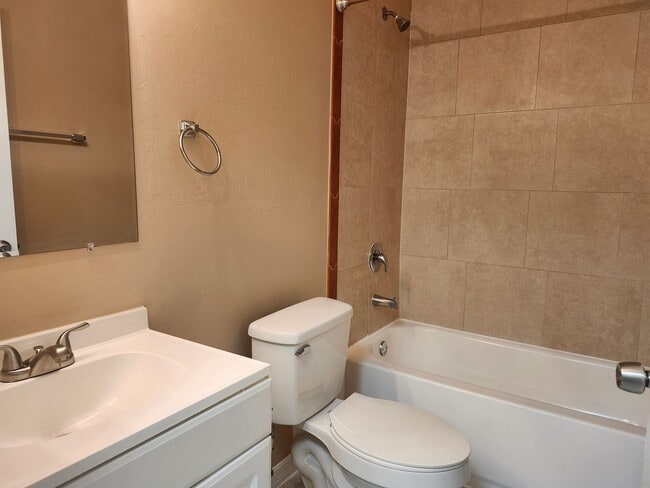 Building Photo - 606-608 Nicholas Pkwy W