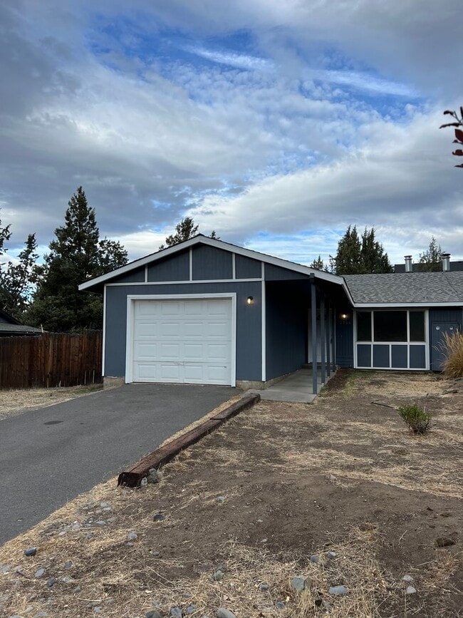Primary Photo - Cute Duplex close to Hospital