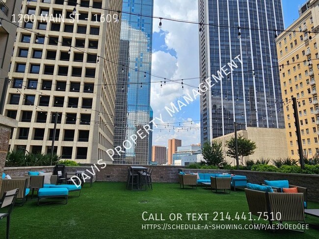 Building Photo - Downtown condo with roof top pool & concie...