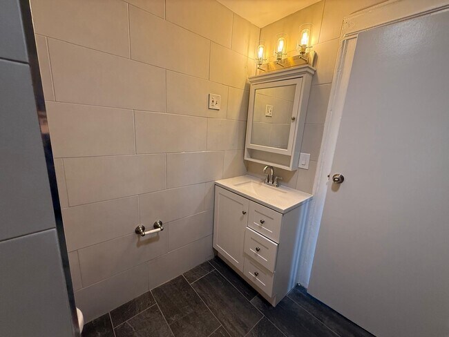 Building Photo - 221 Wilkinson Ave