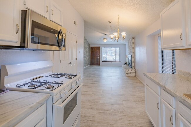 Building Photo - Comfortable 2 Bed 2 Bath - Pet Friendly & New Amenities!