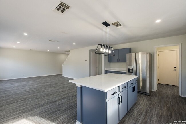 Building Photo - Beautiful, fully remodeled 3 bedroom, 2.5 ...