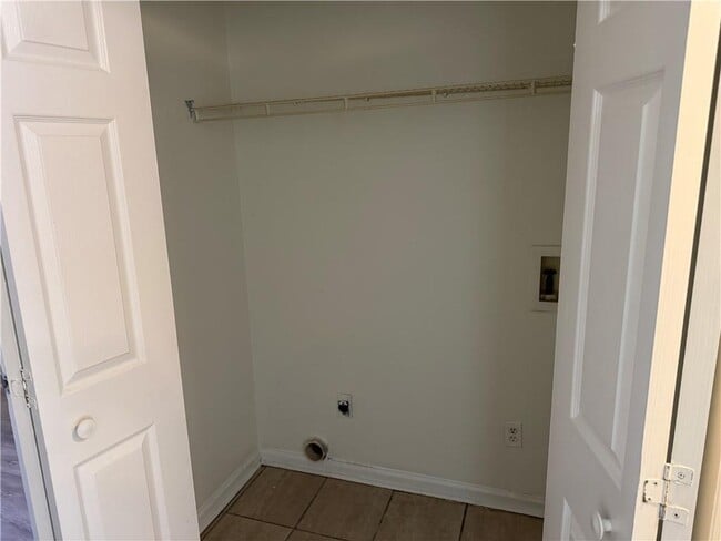 Building Photo - 890 E Cherry St