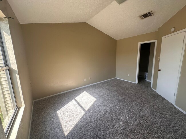 Building Photo - Spacious 2 story townhouse with fenced yard!