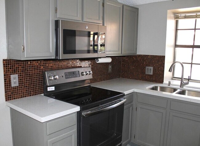 Building Photo - 4901 E Kelton Ln