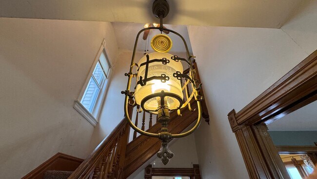 Building Photo - 1712 W 3rd St