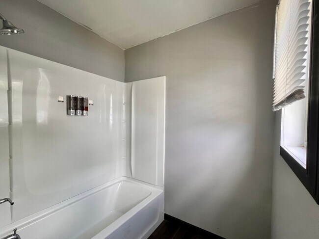 Building Photo - 2 Bedroom House