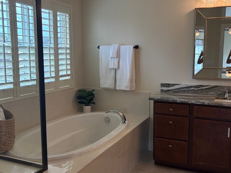 Primary bath w/double sinks - 15705 Red Deer Dr