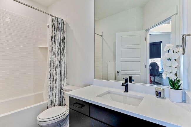 Building Photo - Beautiful Townhome in Daybreak