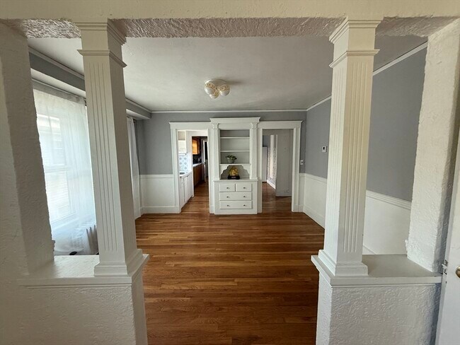 Building Photo - 135 Mills St