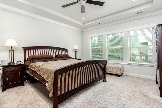Building Photo - Large 3 Bedroom Luxury Townhome on Silver ...