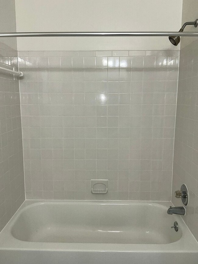 Building Photo - Very well maintained 4BR 2.5BA Colonial mo...