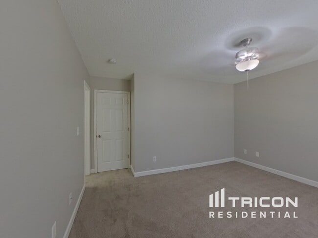 Building Photo - 2045 Sunset Village Dr