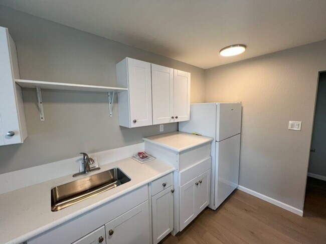 Building Photo - Fully Updated One Bedroom Upstairs Reno...