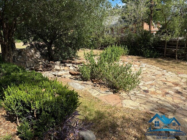 Building Photo - 2661 Oxford Ave