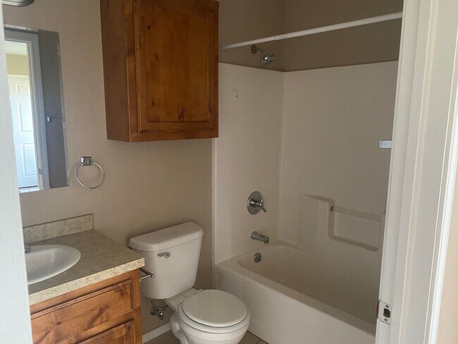 Building Photo - 3 Bedroom 2 Bath Duplex