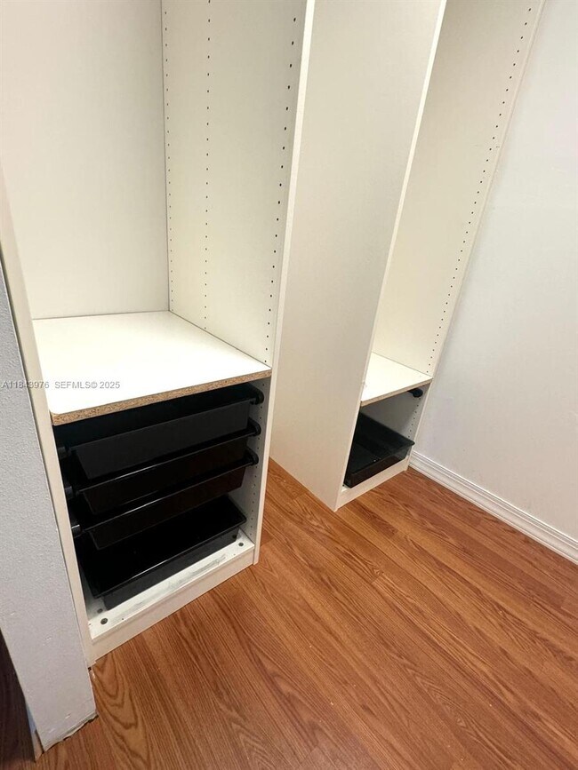 Building Photo - 2841 Somerset Dr