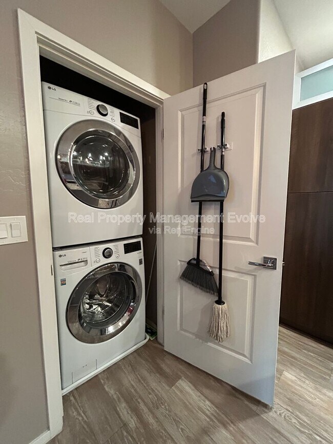 Building Photo - 2329 E Hidalgo Ave