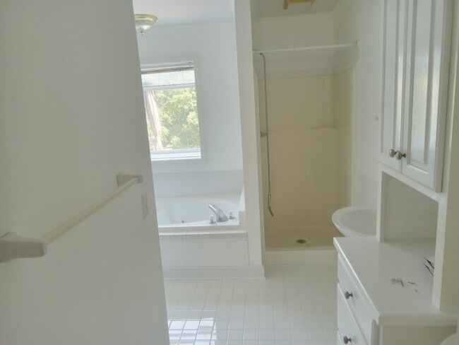 Building Photo - 5510 Hill Ct