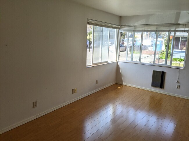 Building Photo - 6538 Ravenna Ave NE