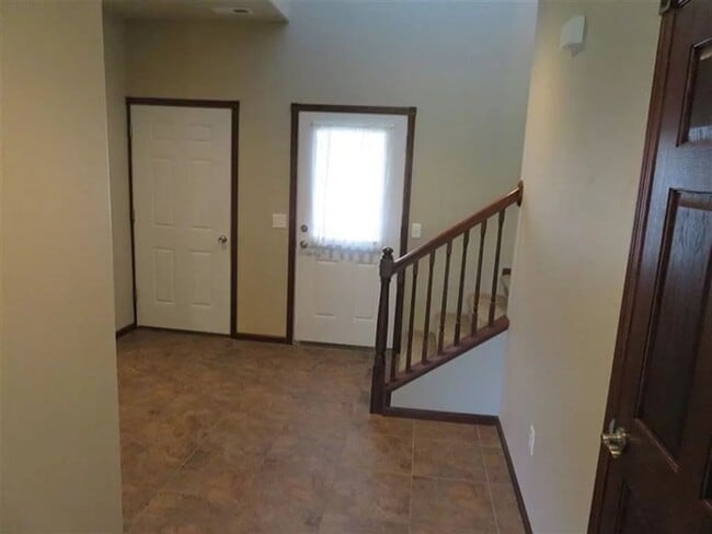 Building Photo - 3 Bedroom Townhome!