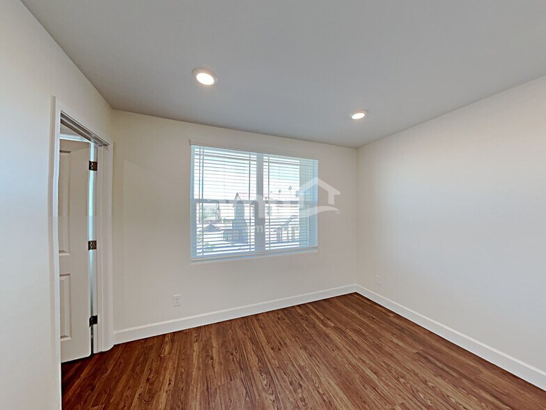 Building Photo - 5919 W Columbine Dr