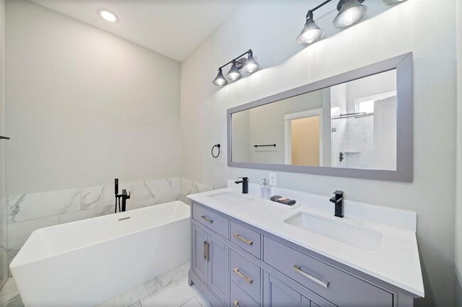 Building Photo - 6713 Parker Grv Ln