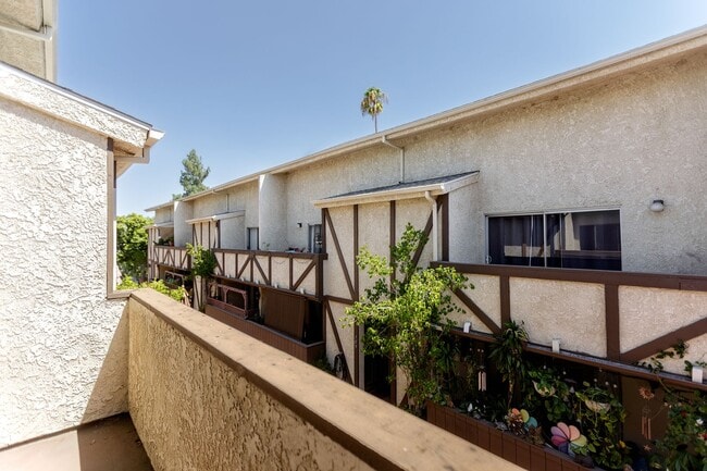 Building Photo - Spacious 2-Bedroom, 2.5-Bath Condo in Cano...