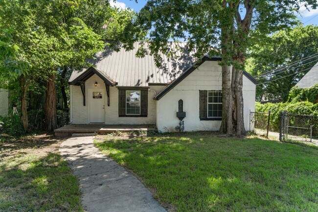 Building Photo - House Available for Rent!